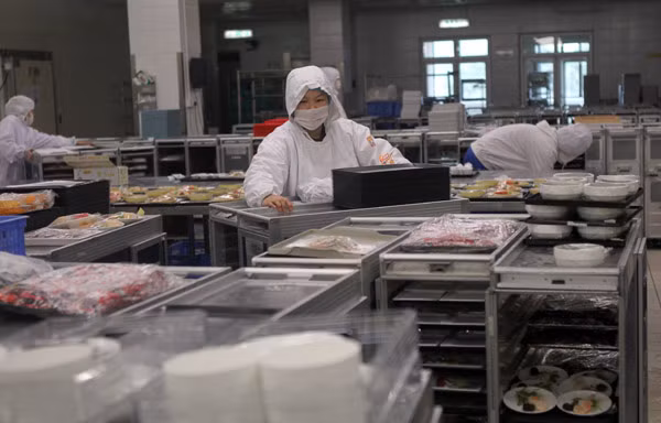 Thức ăn được đem làm lạnh ngay khi vừa nấu xong.