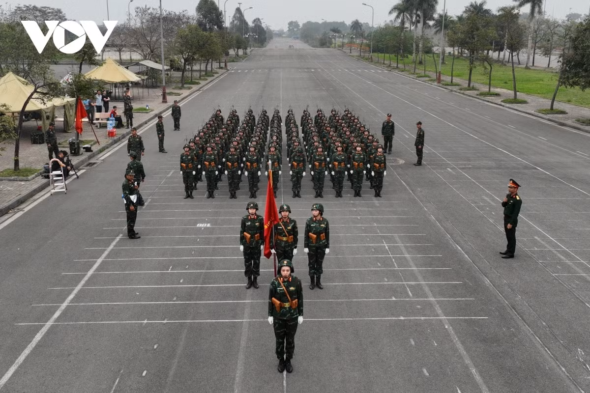 Can canh nu si quan Thong tin luyen tap dieu binh Le 30/4