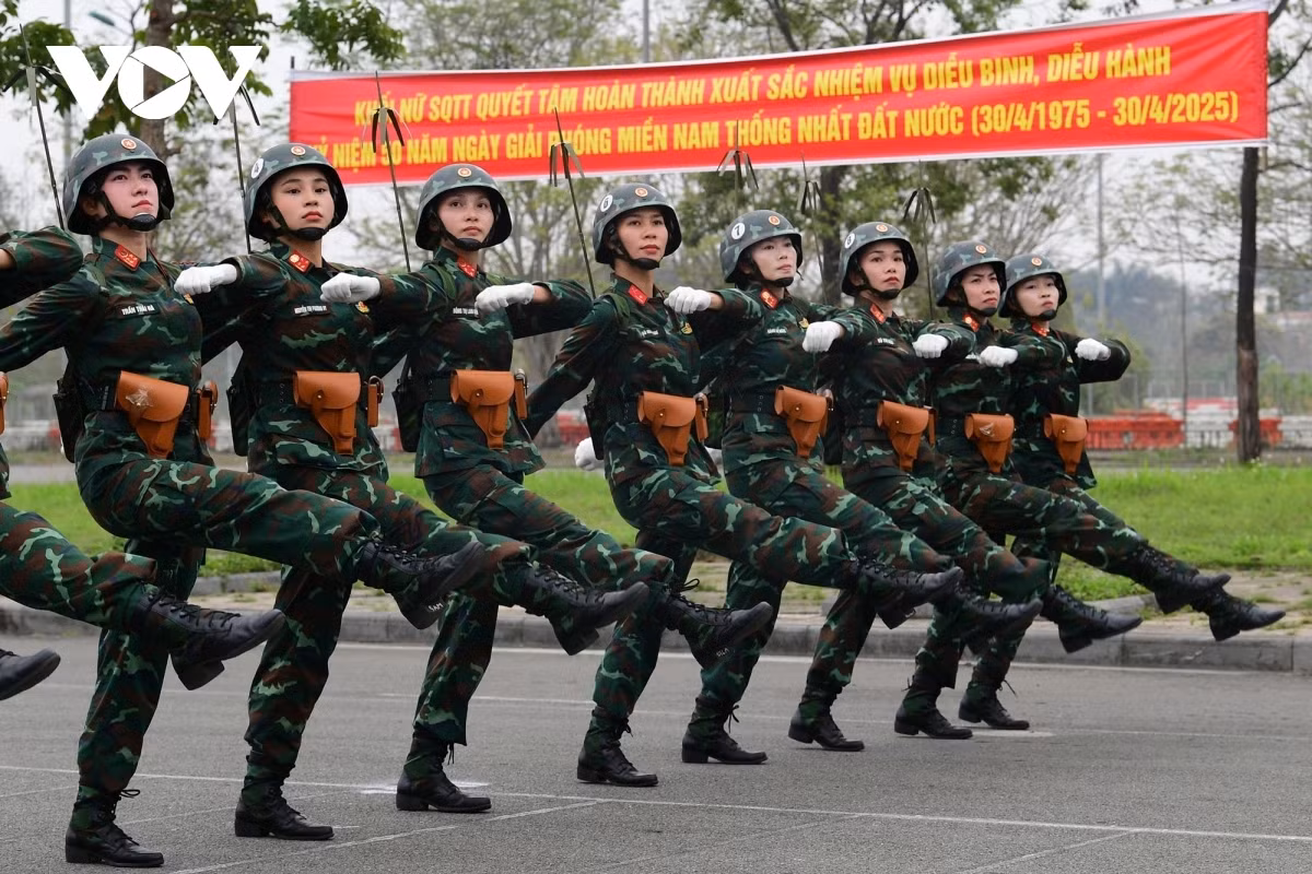Thời gian qua, khối nữ sĩ quan Thông tin duy trì tập luyện 2-3 buổi mỗi ngày với nhiều nội dung như: luyện từng hàng ngang, từng hàng dọc, đội hình đi theo hiệu lệnh, đội hình đi theo nhạc...