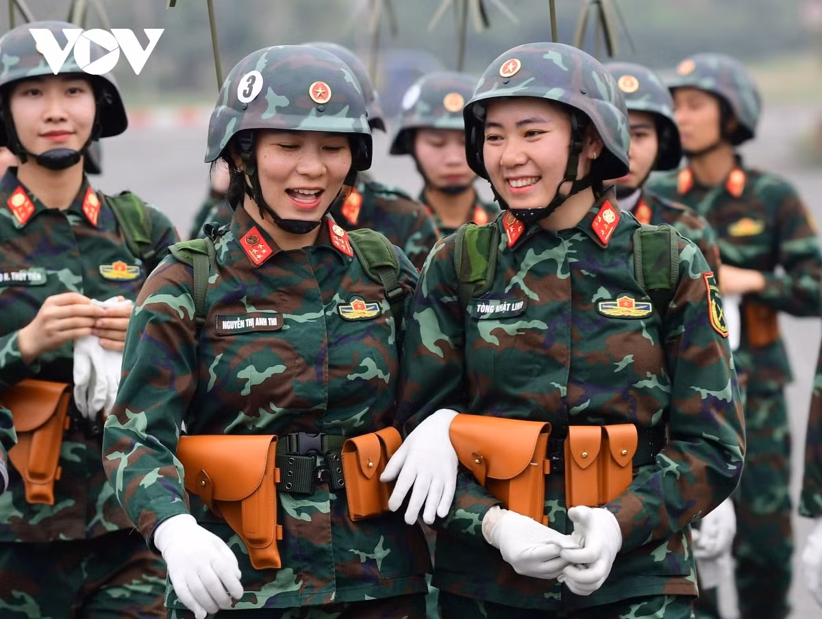 br/> Sau những giờ tập luyện căng thẳng, nụ cười vẫn luôn nở trên môi các bóng hồng khối sĩ quan Thông tin liên lạc.