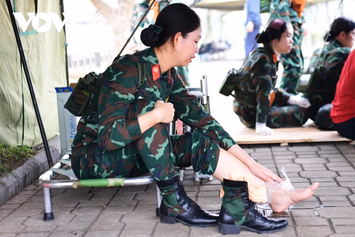 Tập luyện với cường độ cao, nhiều chiến sĩ gặp chấn thương cổ chân, đầu gối, quân y chăm sóc... nhưng tất cả đều quyết tâm khắc phục để hoàn thành nhiệm vụ.