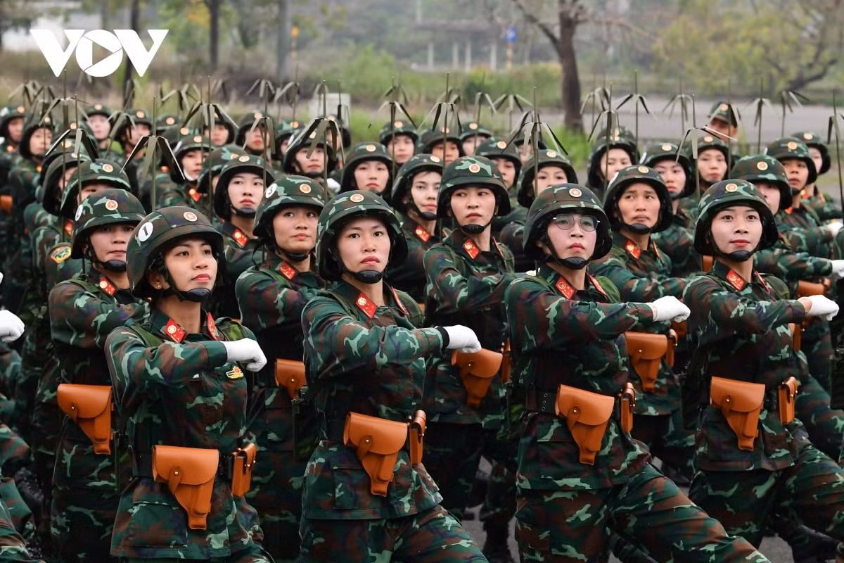 Sau thời gian tập luyện tại Hà Nội, tới đầu tháng 4, khối nữ sĩ quan Thông tin sẽ di chuyển vào TP.HCM để tiếp tục tập luyện trước khi tham gia diễu binh, diễu hành phục vụ Lễ kỷ niệm 50 năm Ngày giải phóng miền Nam, thống nhất đất nước.