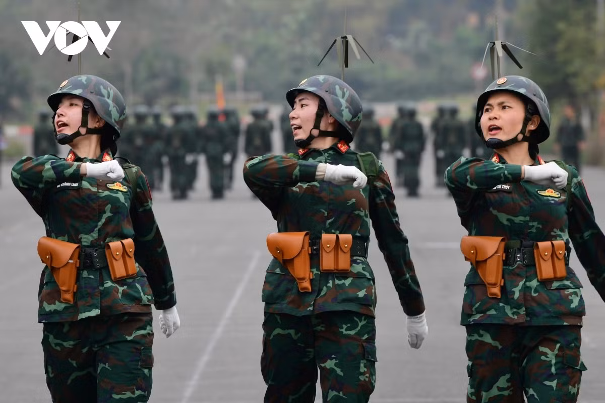 Các chiến sĩ luyện tập động tác đánh mặt, chuyển bước tiếp lệnh đi nghiêm nhìn bên phải chào.