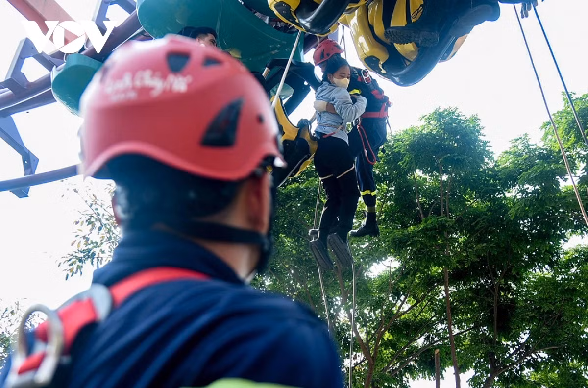  Trung tá Lê Văn Lưu, Phó trưởng Phòng Cảnh sát Phòng cháy chữa cháy và cứu nạn cứu hộ, Công an thành phố Đà Nẵng cho biết, buổi diễn tập nhằm nâng cao nhận thức cho 2.000 cán bộ, công nhân viên và đội ngũ phục vụ tại Da Nang Downtown về công tác phòng cháy chữa cháy.