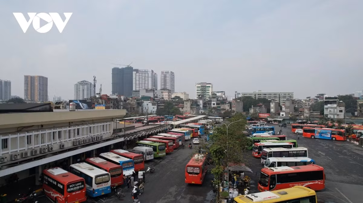 Trong ngày làm việc cuối cùng trước kỳ nghỉ lễ Tết Nguyên đán (24/1), các bến xe ở Hà Nội đã bắt đầu đông đúc, người dân hối hả di chuyển ra bến xe để về quê.
