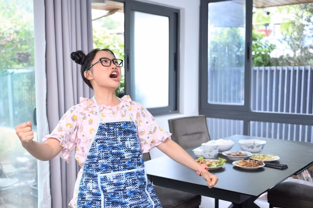 Phuong My Chi hon nhien dung tuoi khi dong vai chinh phim sitcom-Hinh-2