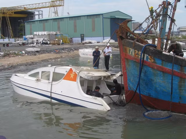 Hình ảnh canô H29-BP sau khi gặp nạn làm 9 người chết được lai dắt vào bờ.