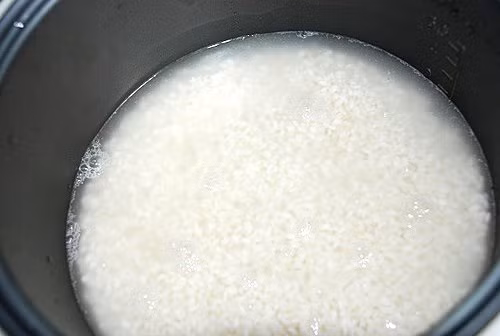 Vo gạo xong đừng vội nấu ngay, thêm bước này cơm thơm dẻo - Hình 2 Vo gao xong dung voi nau ngay, them buoc nay com thom deo-Hinh-2