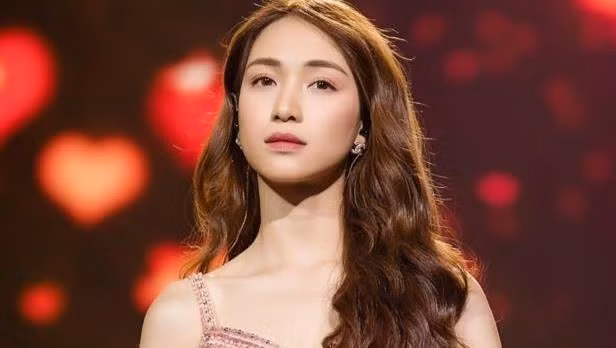 Câu đáp này của giọng ca Rời Bỏ khiến số đông khán giả không hài lòng. Họ cho rằng Hòa Minzy cư xử không đúng mực và bày tỏ sự thất vọng với thần tượng. Vì người hâm mộ nói trên chỉ góp ý nhẹ nhàng, mang tính chất xây dựng nhưng Hòa Minzy lại đáp trả gay gắt.