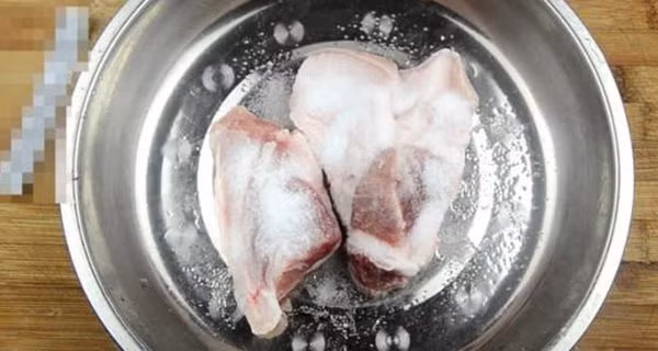 Rã đông thịt thêm 2 nguyên liệu này, 5 phút là thịt mềm, tươi ngon Ra dong thit them 2 nguyen lieu nay, 5 phut la thit mem, tuoi ngon
