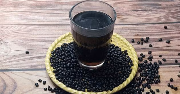 Uống nước đậu đen: Cân nặng giảm trông thấy, da láng mịn Uong nuoc dau den: Can nang giam trong thay, da lang min