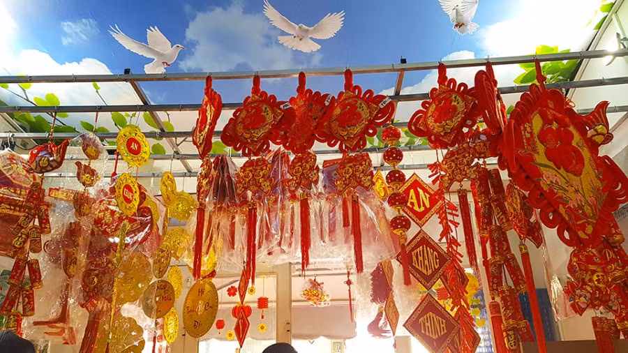 Theo quan niệm, không khí lễ hội cũng có tác dụng tốt đối với phong thủy. Khi con người ta hạnh phúc hơn, may mắn sẽ tự nhiên đến. 