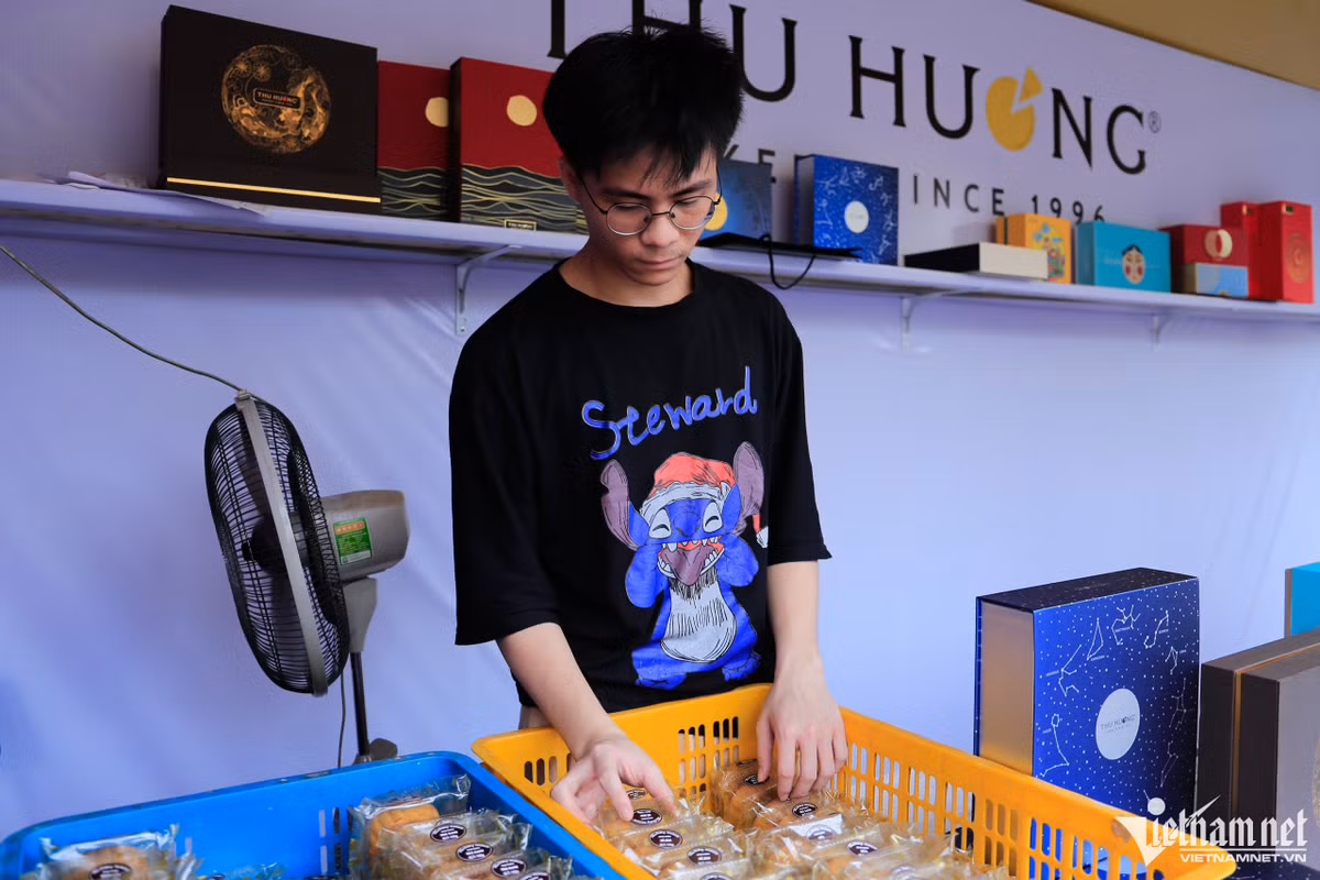Cảnh tượng trái ngược ở một số cửa hàng bán bánh Trung thu - Hình 3 Canh tuong trai nguoc o mot so cua hang ban banh Trung thu-Hinh-3