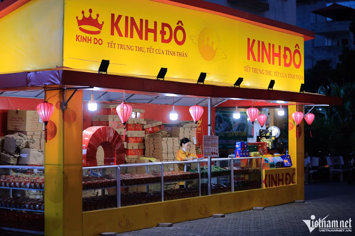 Cảnh tượng trái ngược ở một số cửa hàng bán bánh Trung thu - Hình 4 Canh tuong trai nguoc o mot so cua hang ban banh Trung thu-Hinh-4