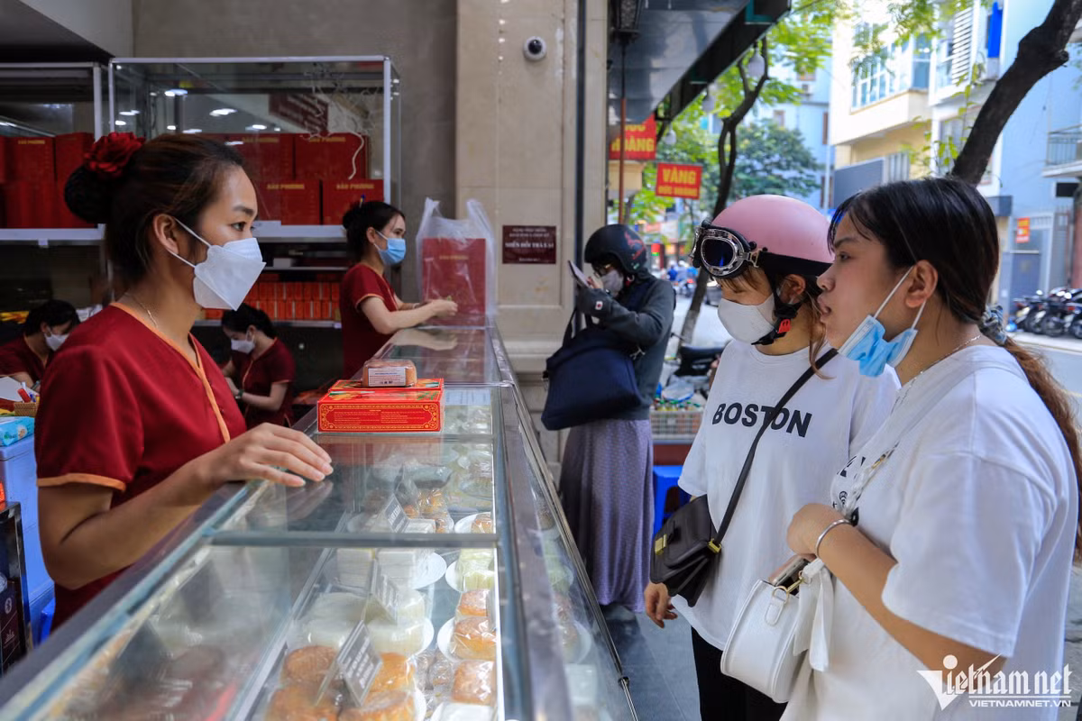 Cảnh tượng trái ngược ở một số cửa hàng bán bánh Trung thu - Hình 9 Canh tuong trai nguoc o mot so cua hang ban banh Trung thu-Hinh-9