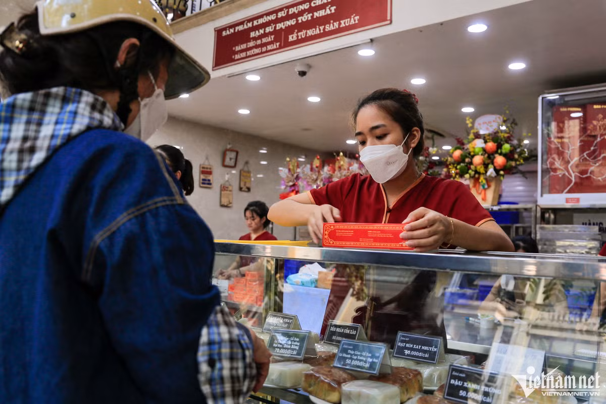 Cảnh tượng trái ngược ở một số cửa hàng bán bánh Trung thu - Hình 10 Canh tuong trai nguoc o mot so cua hang ban banh Trung thu-Hinh-10