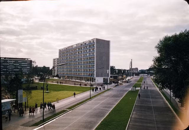 Tòa nhà Interbau, được xây dựng như một phần của Triển lãm xây dựng quốc tế 1957. Ảnh chụp từ hệ thống cáp treo - một công trình tham gia triển lãm. Ảnh: Barney Britton/ Dpreview.
