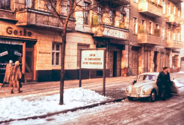 Đường phố Berlin đầy tuyết vào mùa đông năm 1956. Giữa ảnh là tấm biển đánh dấu khu vực Liên Xô kiểm soát. Ảnh: Barney Britton/ Dpreview.