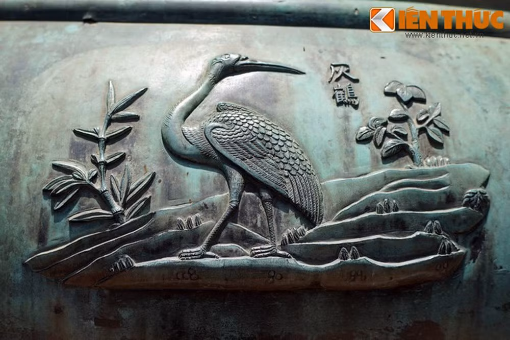 Loài vật thứ hai trên Anh đỉnh là "Khôi hạc" hay chim hạc, một loài chim được coi là có tính cách của người quân tử theo quan niệm truyền thống.