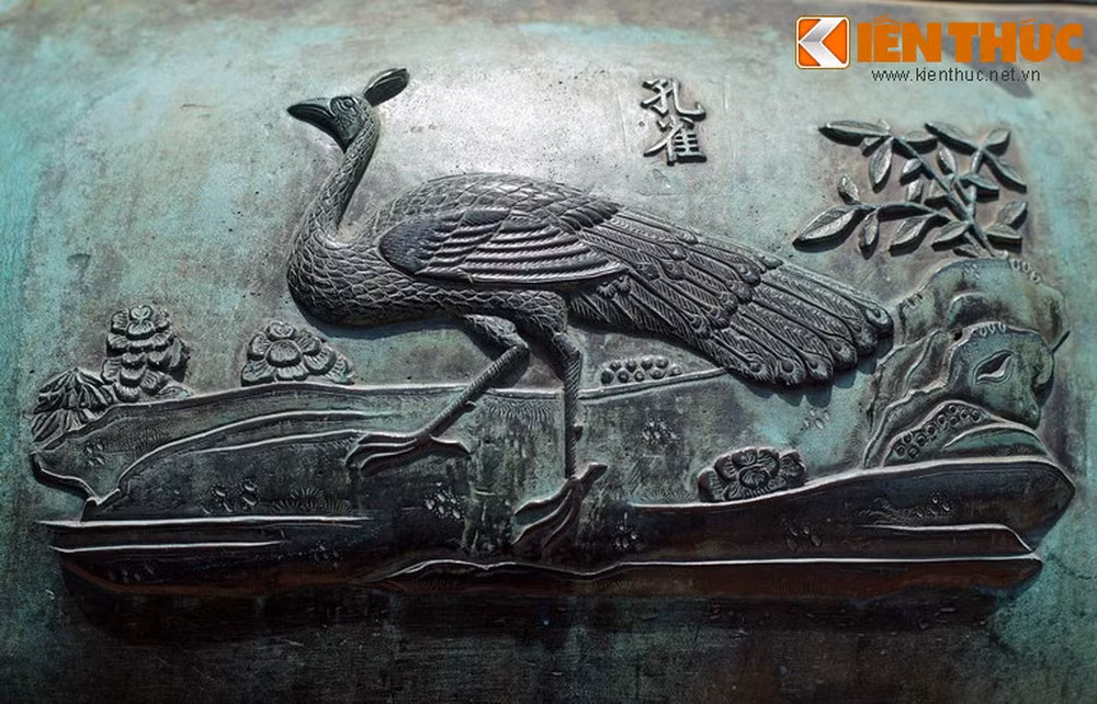 Nhân đỉnh là chiếc đỉnh thứ hai trong Cửu Đỉnh. Loài vật đầu tiên trên chiếc đỉnh này là "Khổng tước", nghĩa là chim công, loài chim có bộ lông rực rỡ được mệnh danh là nữ hoàng của các loài chim.