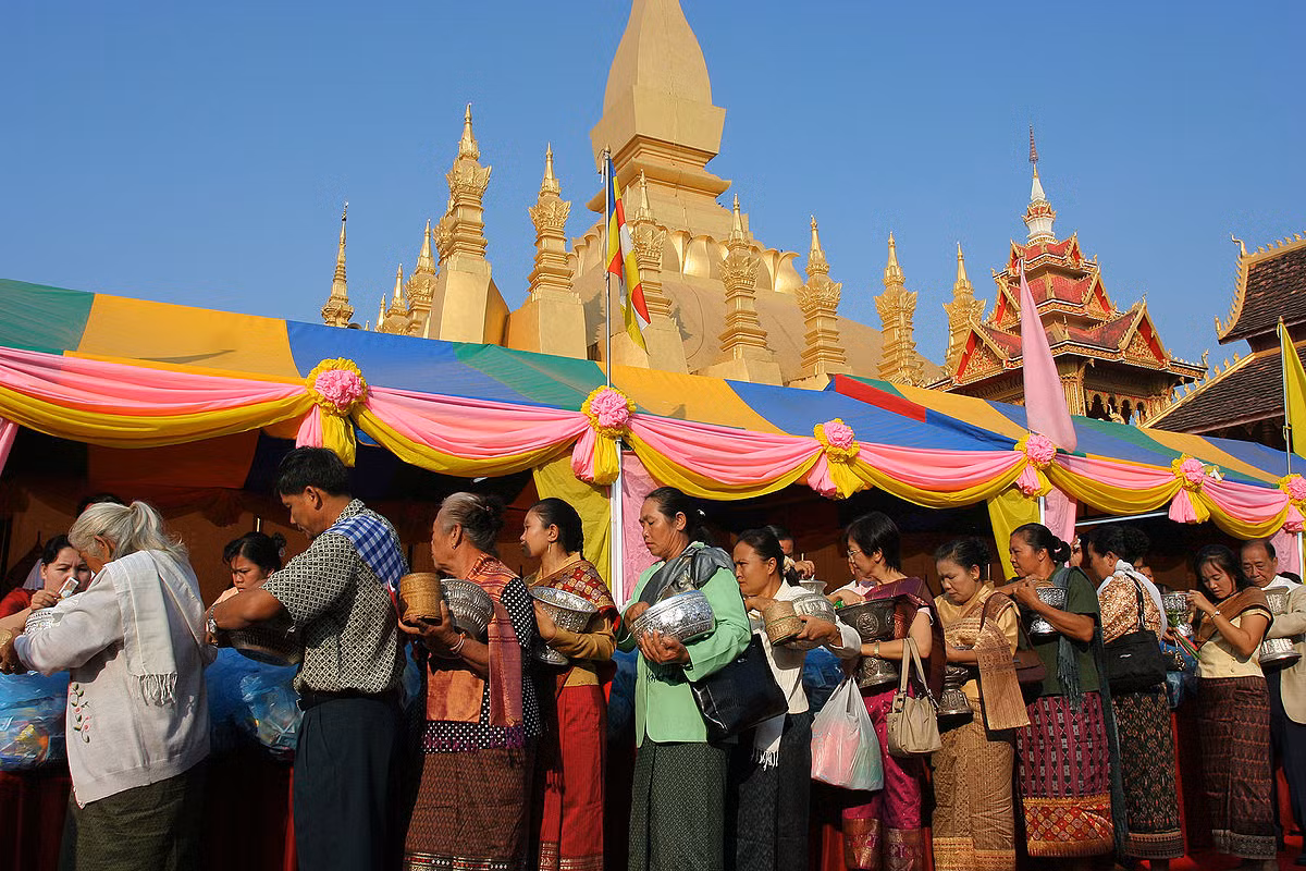 Chính hội That Luang với các nghi thức cầu an, cầu phước cho hết thảy mọi người bắt đầu từ chiều ngày 13/12 với lễ rước Phasat Pheung (kiệu tháp) và kéo dài liên tục cho đến hết ngày 15/12 với lễ Taak Baat (khất thực). Ảnh: Wiki.