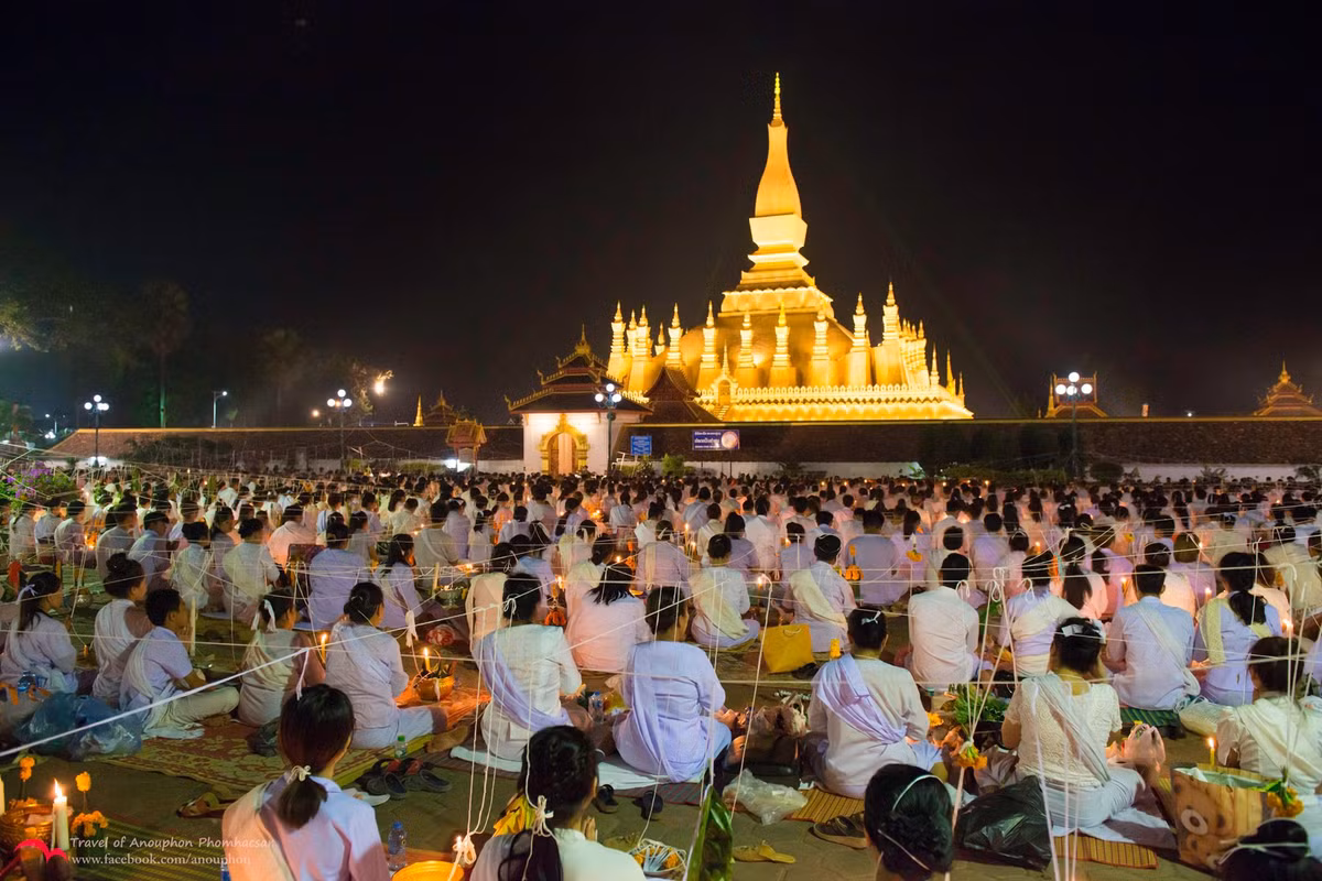 Trung tâm lễ hội là Pha That Luang, ngôi bảo tháp linh thiêng và đẹp nhất của đất nước “Triệu Voi”. Vào những ngày lễ hội, các ngả đường đến Pha That Luang lung linh ánh nến và tòa tháp cùng được trang hoàng rực rỡ, tạo thành một không gian huyền diệu, linh thiêng. Ảnh: Jclao.com.