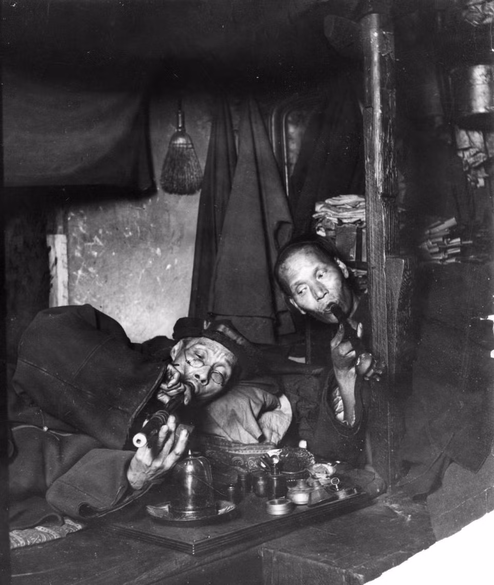 Hai người đàn ông Hoa kiều hút thuốc phiện ở New York vào năm 1909. Ngoài San Francisco, New York cũng là một trung tâm của người Hoa ở Mỹ.