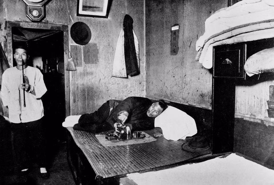 Trong một động thuốc phiện ở San Francisco vào khoảng năm 1890. Nhiều cơ sở ma túy như vậy đã được khai trương tại khu Phố Tàu của thành phố cuối thế kỷ 19.