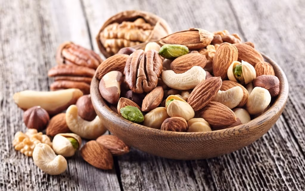  3. Các loại hạt vỏ cứng. Vitamin, khoáng chất, canxi, sắt, kali, kẽm và các chất dinh dưỡng khác có trong các loại hạt có vỏ cứng như hạnh nhân, hạt óc chó, hạt điều và đậu phộng rất tốt cho răng của bạn.