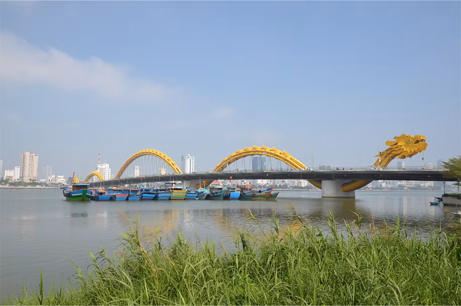 Toàn cảnh cầu Rồng Đà Nẵng nhìn từ bờ sông Hàn, Đà Nẵng. "Khánh thành năm 2013, cầu Rồng nhanh chóng trở thành một điểm đến nổi tiếng", blogger James chia sẻ. Ảnh: Notesplusultra.com.
