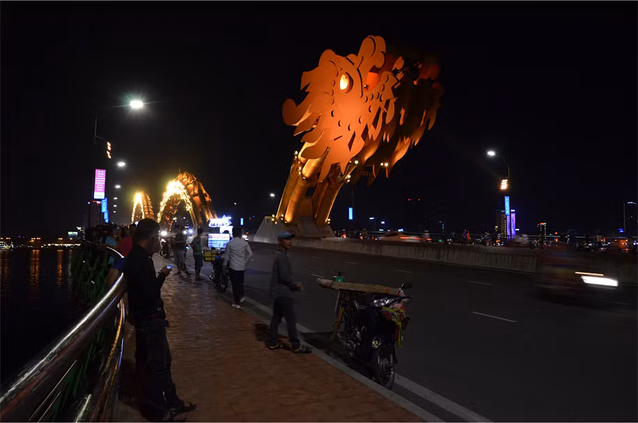 Nhưng sự thú vị của cây cầu này không chỉ có vậy. Vào buổi tối, khá nhiều người tụ tập trên cầu để chờ đợi một điều gì đó. Ảnh: Notesplusultra.com.