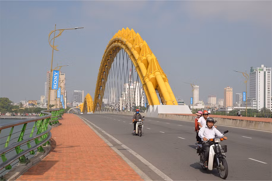 Trên mặt cầu Rồng. Đây là "biểu tượng mới nhất của Đà Nẵng", theo lời James. Ảnh: Notesplusultra.com.