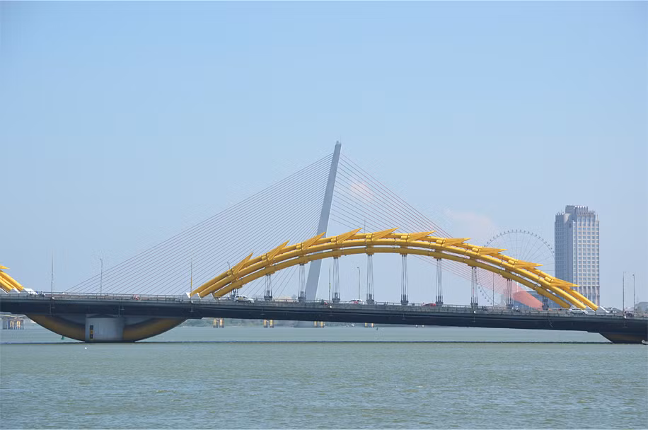 Một nhịp cầu Rồng với khúc "thân rồng" uốn lượn. Ảnh: Notesplusultra.com.