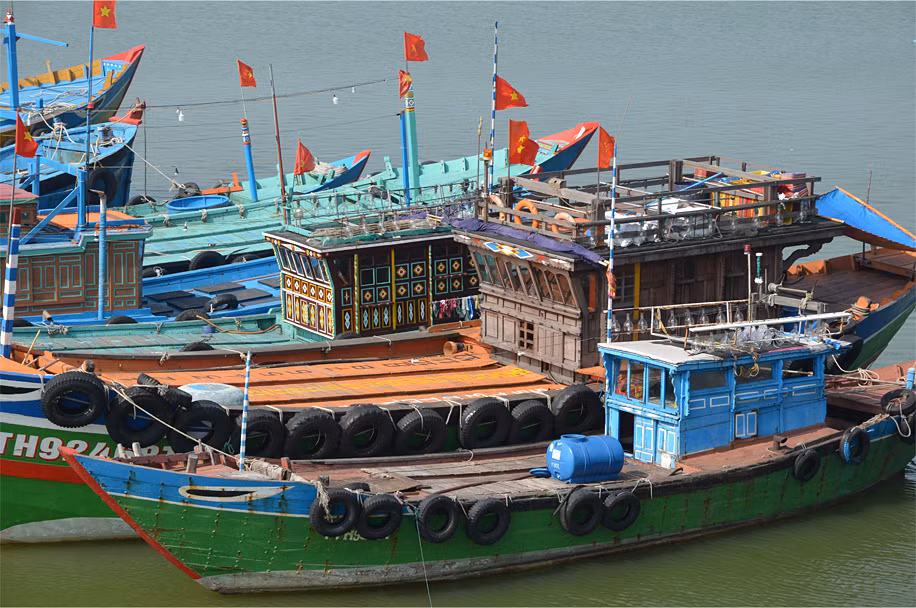 Những con tàu đánh cá đầy màu sắc trên sông Hàn. Ảnh: Notesplusultra.com.