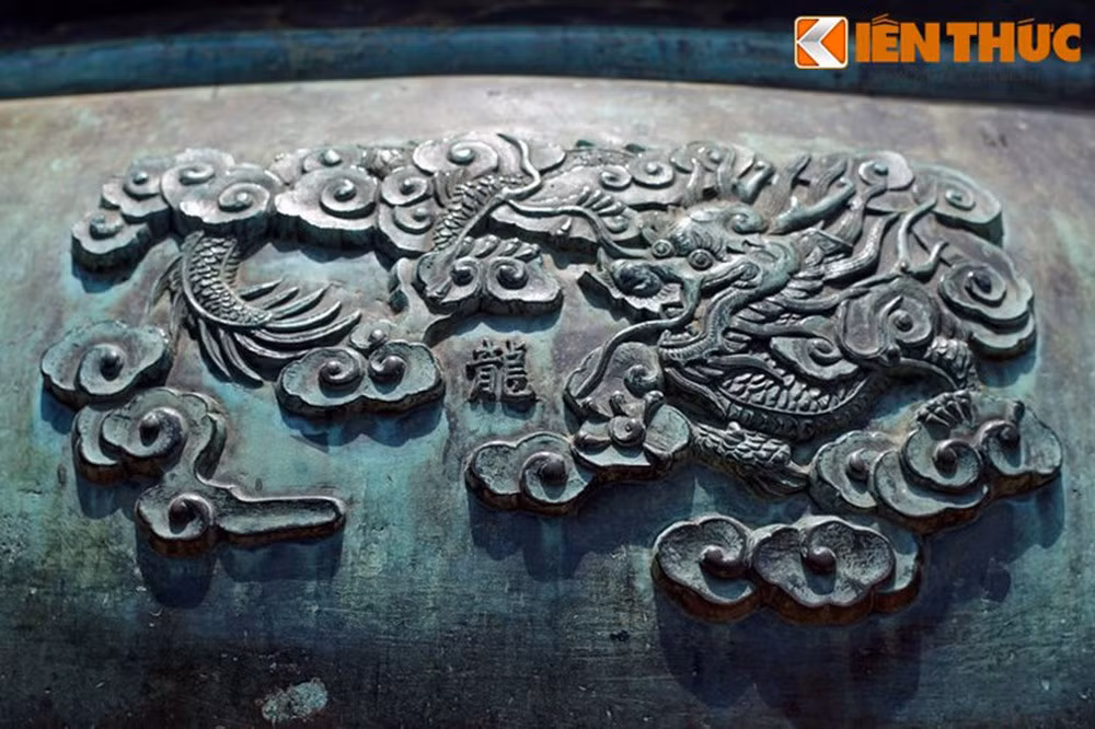 2. Hình tượng rồng trên Cửu Đỉnh nhà Nguyễn. Bảo vật quốc gia này được đúc vào thời vua Minh Mạng, Cửu Đỉnh nhà Nguyễn là một bộ sưu tập những hình ảnh mang tính biểu tượng về nước Việt xưa.