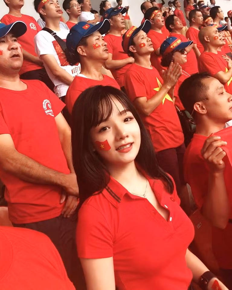Xinh đẹp, tự tin và khả năng nói tiếng Anh vượt trội, nữ cổ động viên Việt xuất hiện trong cuộc phỏng vấn của đài SBS Hàn Quốc đang trở thành gương mặt nhận được nhiều sự quan tâm của dân mạng 2 nước. Thậm chí, nhiều CĐV Hàn Quốc còn muốn sang Việt Nam du lịch khi nhìn thấy đoạn phỏng vấn đó.