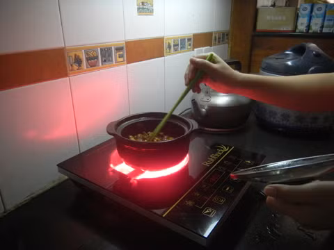 Dung bep hong ngoai ton dien dat va nhanh hong