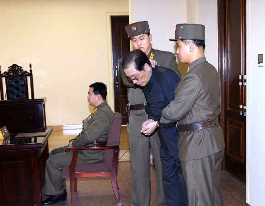 Ông Jang Song-thaek bị còng tay trong phiên xử luận tội bí mật.