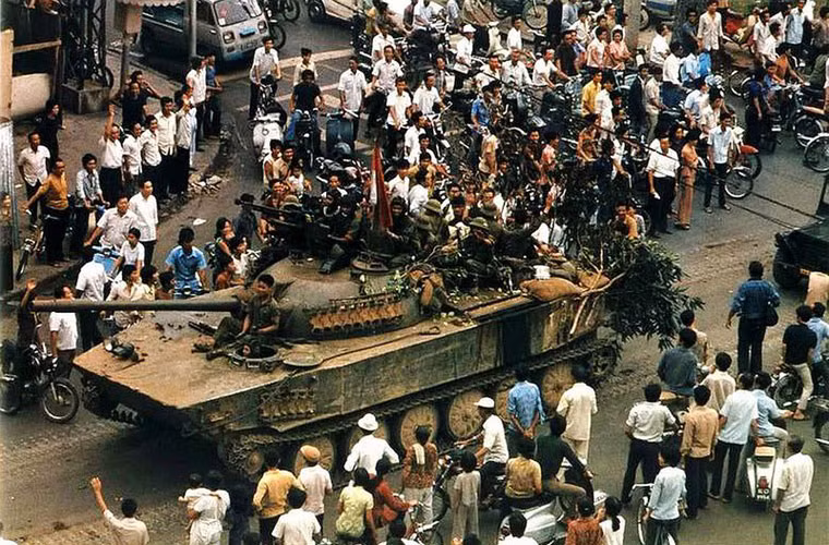 Trong cuộc Tổng tiến công và nổi dậy xuân 1975, lực lượng tăng – thiết giáp là mũi nhọn đột kích, thọc sâu dũng mãnh góp phần vào đánh bại hoàn toàn quân VNCH, giải phóng hoàn toàn miền Nam, thống nhất đất nước. Trong ảnh, xe tăng K63-85 của quân đội ta trên đường phố Sài Gòn ngày 30/4/1975.