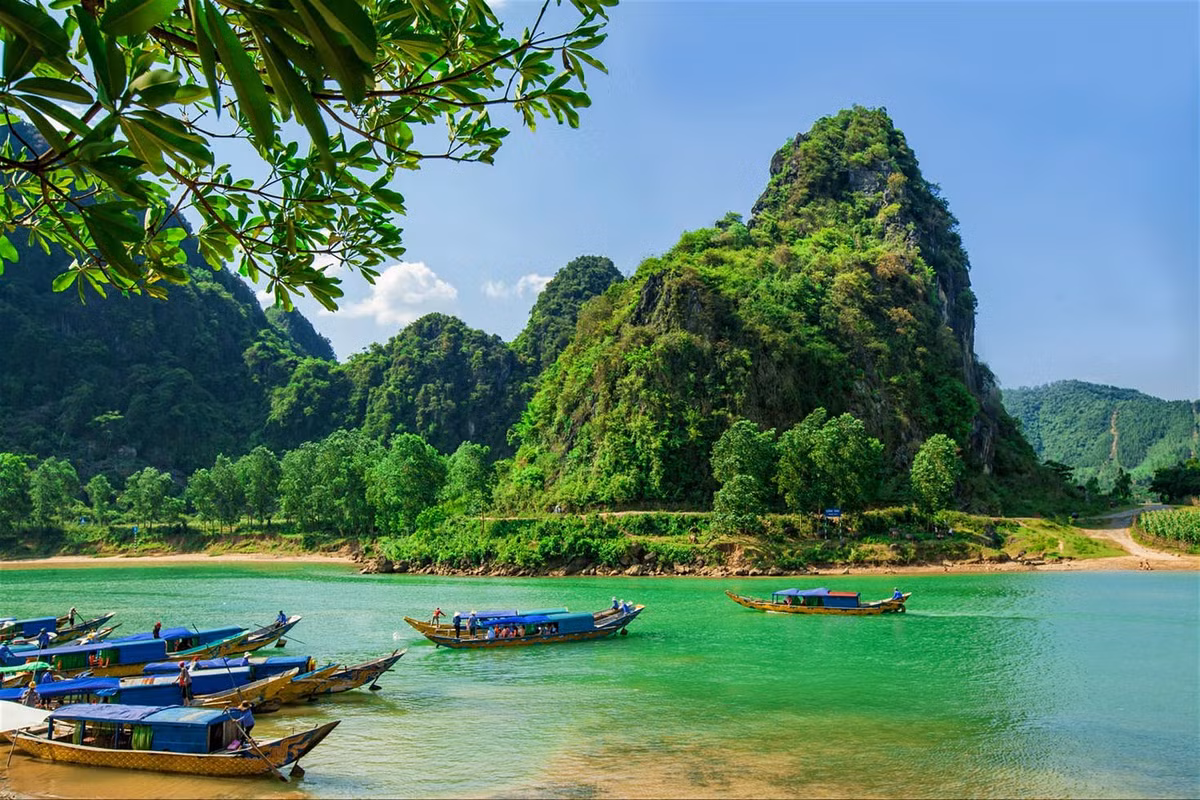 Nằm ở tỉnh Quảng Bình, Vườn quốc gia Phong Nha - Kẻ Bàng có diện tích hơn 123.300 ha, được ví như một bảo tàng địa chất khổng lồ có giá trị và ý nghĩa toàn cầu, với phần lớn diện tích là đá vôi. Vườn được UNESCO công nhận Di sản Thiên nhiên Thế giới vào năm 2003 (tiêu chí địa chất, địa mạo) và 2015 (tiêu chí hệ sinh thái, đa dạng sinh học). Nơi đây có dòng sông Son thơ mộng, đi thuyền trên sông khám phá động Phong Nha là trải nghiệm du khách không thể bỏ qua. Ảnh: Phong Nha Explorer.