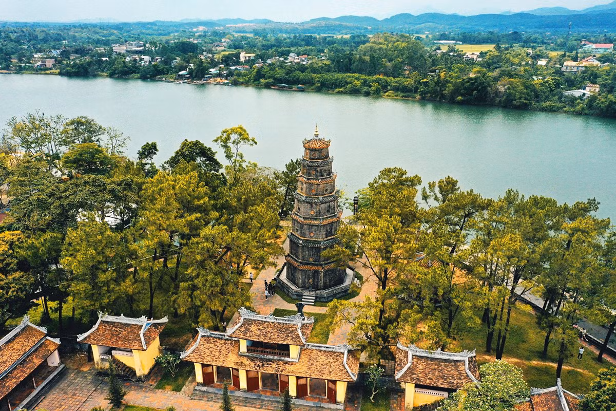 Chùa Thiên Mụ tọa lạc trên đồi Hà Khê ở tả ngạn sông Hương, là ngôi cổ tự nổi tiếng bậc nhất ở đất cố đô. Tương truyền chùa được chúa Tiên Nguyễn Hoàng dựng lên để "tụ linh khí, bền long mạch", đến nay đã có lịch sử hơn 400 năm. Trong sân chùa có tháp Phước Duyên, một điểm nhấn kiến trúc hình bát giác độc đáo. Với nhiều du khách khi đến Huế, chùa Thiên Mụ là địa điểm không thể không viếng thăm. Ảnh: Tài Phạm.