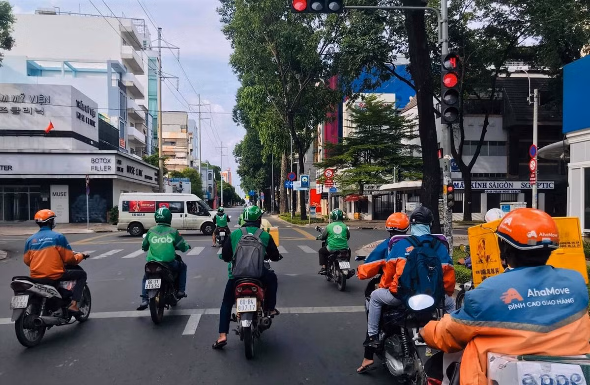 Nhung chang trai tre, 'tay xach nach mang' luon khap pho Sai Gon vang la-Hinh-5