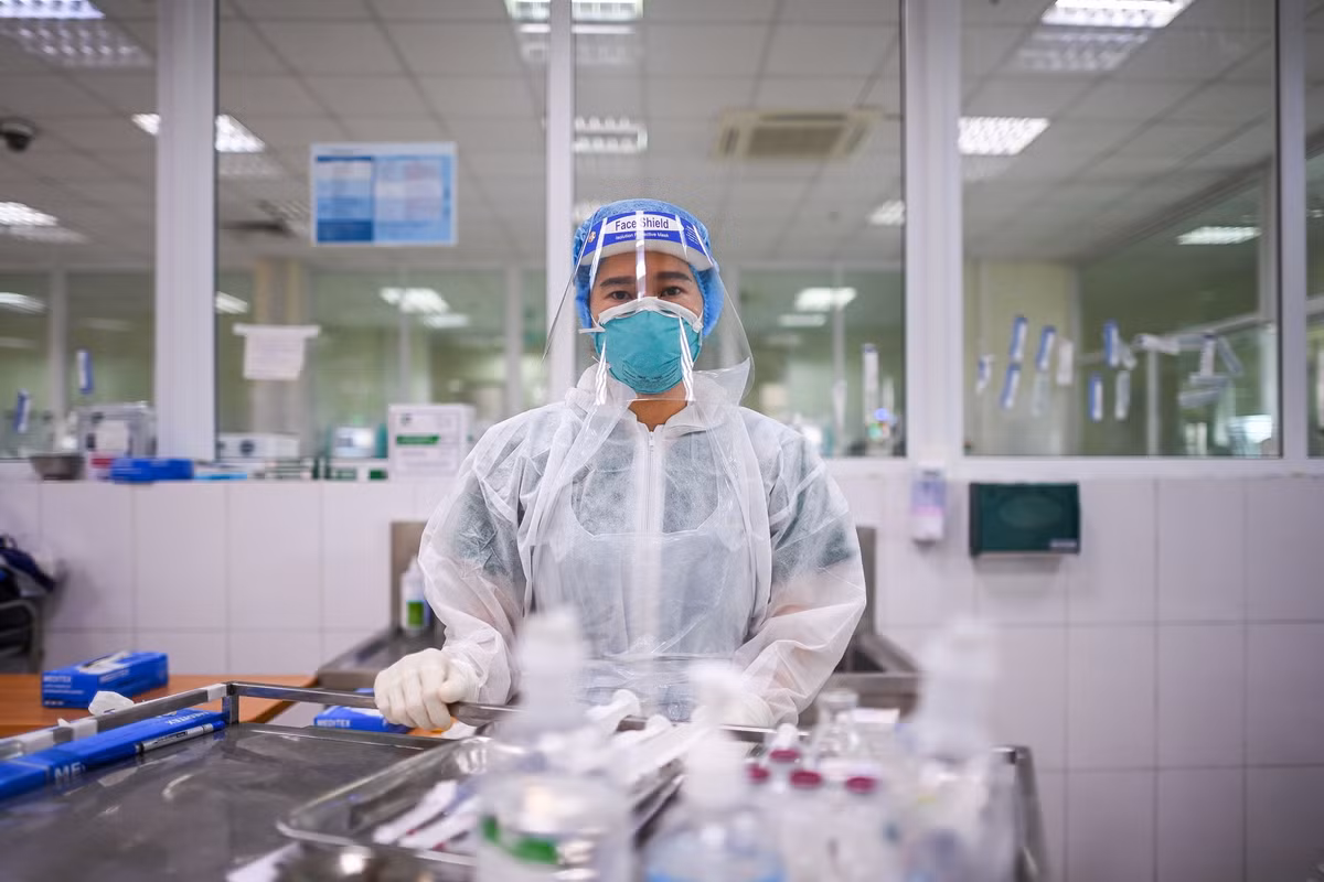 Điều dưỡng Nguyễn Thị Hường đã 67 ngày nay không về thăm nhà. Là những người công tác tại tuyến phòng thủ cuối cùng, công việc của chị cũng cũng vất vả hơn rất nhiều. "Tôi chưa vướng bận chuyện chồng con nên trong giờ nghỉ sẽ tranh thủ gọi điện động viên để bố mẹ yên tâm", chị nói.