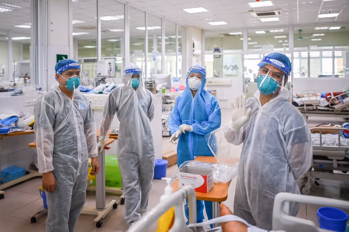 20 nhân viên y tế chia làm 3 ca điều trị thay phiên nhau. Sau khi kết thúc ca làm việc, họ thay đồ bảo hộ, khử khuẩn rồi trở về khu nghỉ được sắp xếp ngay bên trong khuôn viên của bệnh viện.