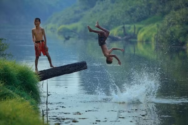 Người dân Thái Lan, đặc biệt ở các vùng thôn quê rất gắn bó với sông nước.