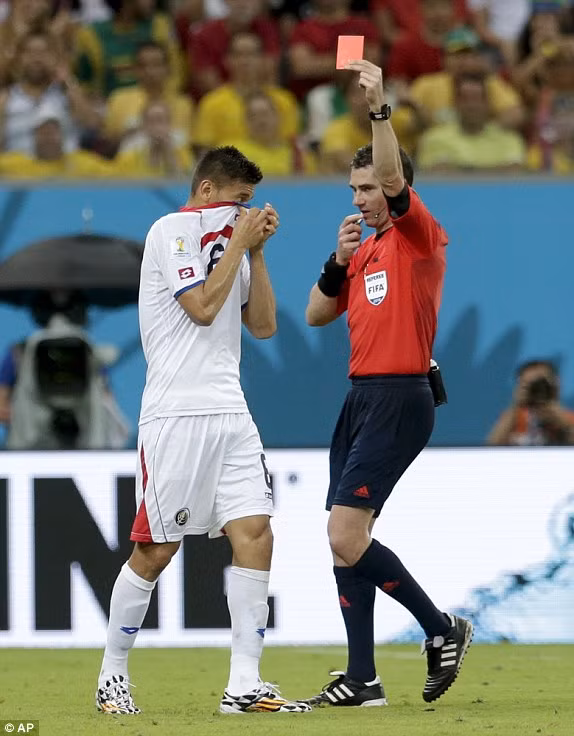 Oscar Duarte nhận thẻ đỏ và rời sân khiến Costa Rica phải căng mình tiếp tục thi đấu.