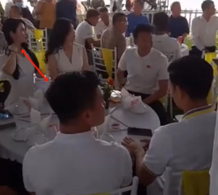 Bất ngờ danh tính cô gái nhường hoa cưới cho Hòa Minzy - Hình 3 Bat ngo danh tinh co gai nhuong hoa cuoi cho Hoa Minzy-Hinh-3