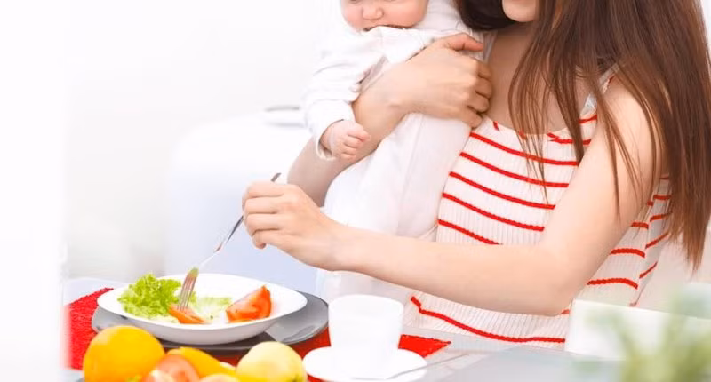 Phụ nữ cho con bú thì đừng ăn món này kẻo mất sữa, con càng ăn càng còi cọc - Hình 2 Phu nu cho con bu thi dung an mon nay keo mat sua, con cang an cang coi coc-Hinh-2
