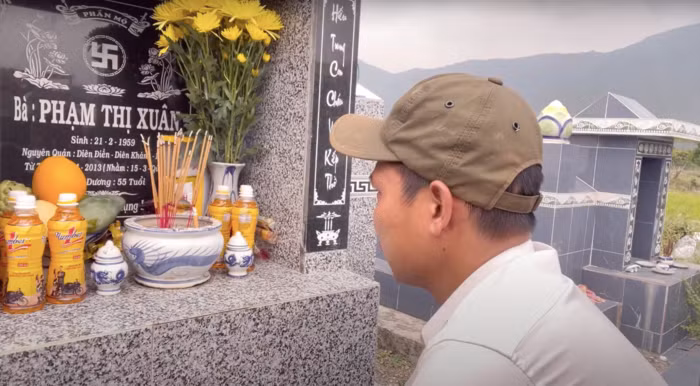 Lộc Fuho khóc nghẹn khi về thăm mộ mẹ: Giờ con có tiền cũng không cho mẹ được - Hình 3 Loc Fuho khoc nghen khi ve tham mo me: Gio con co tien cung khong cho me duoc-Hinh-3