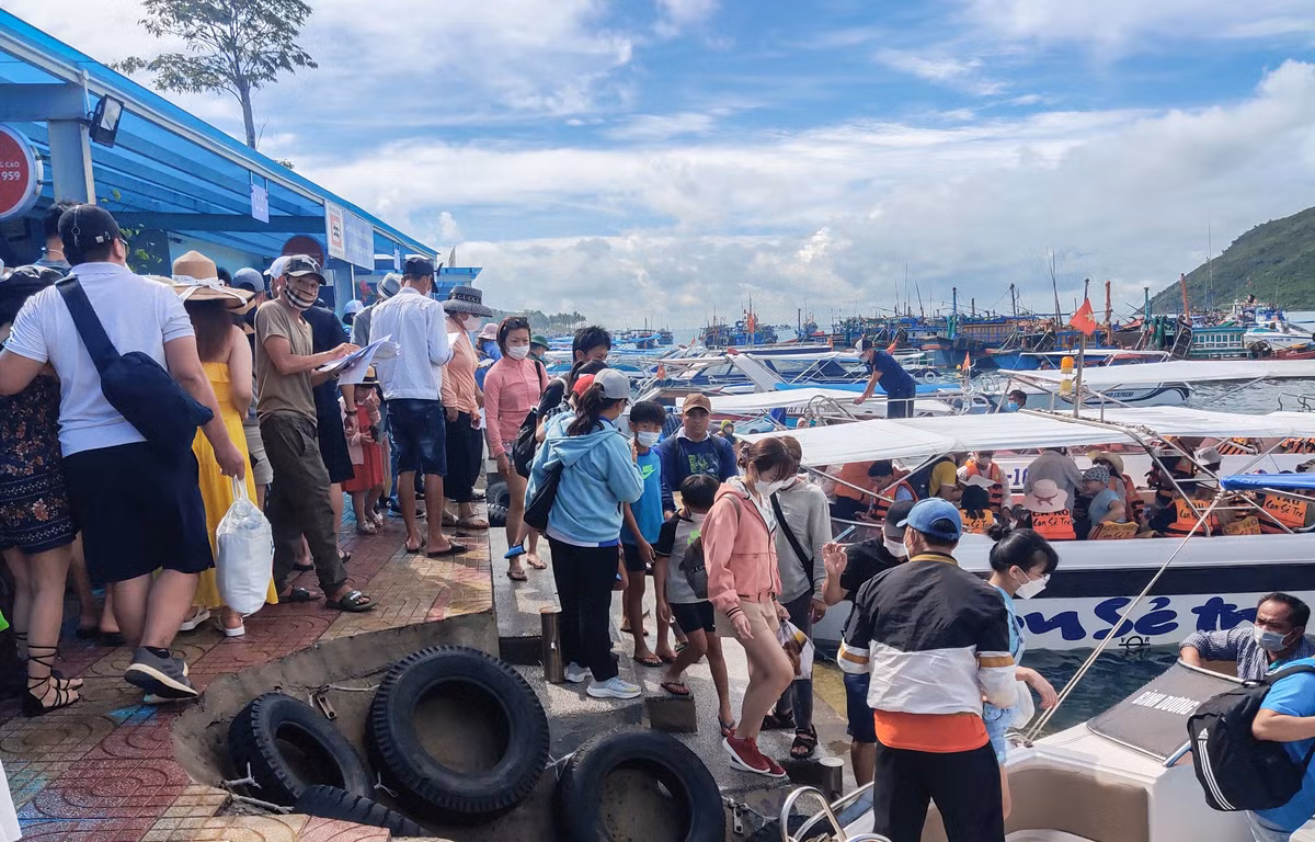 Du khach chen chan di tour bien dao Nha Trang ngay dau nghi le